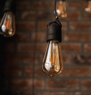 Cad iad na tionchair atá ag bolgáin lampa ard-bhá ar thimpeallachtaí éagsúla?